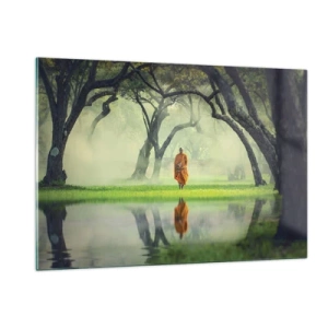 Impression sur verre - Image sur verre - Un moine en robe orange marche parmi les arbres au bord de l'eau - 120x80cm - En route vers l'illumination - Décoration murale moderne pour le salon et la chambre ARTTOR