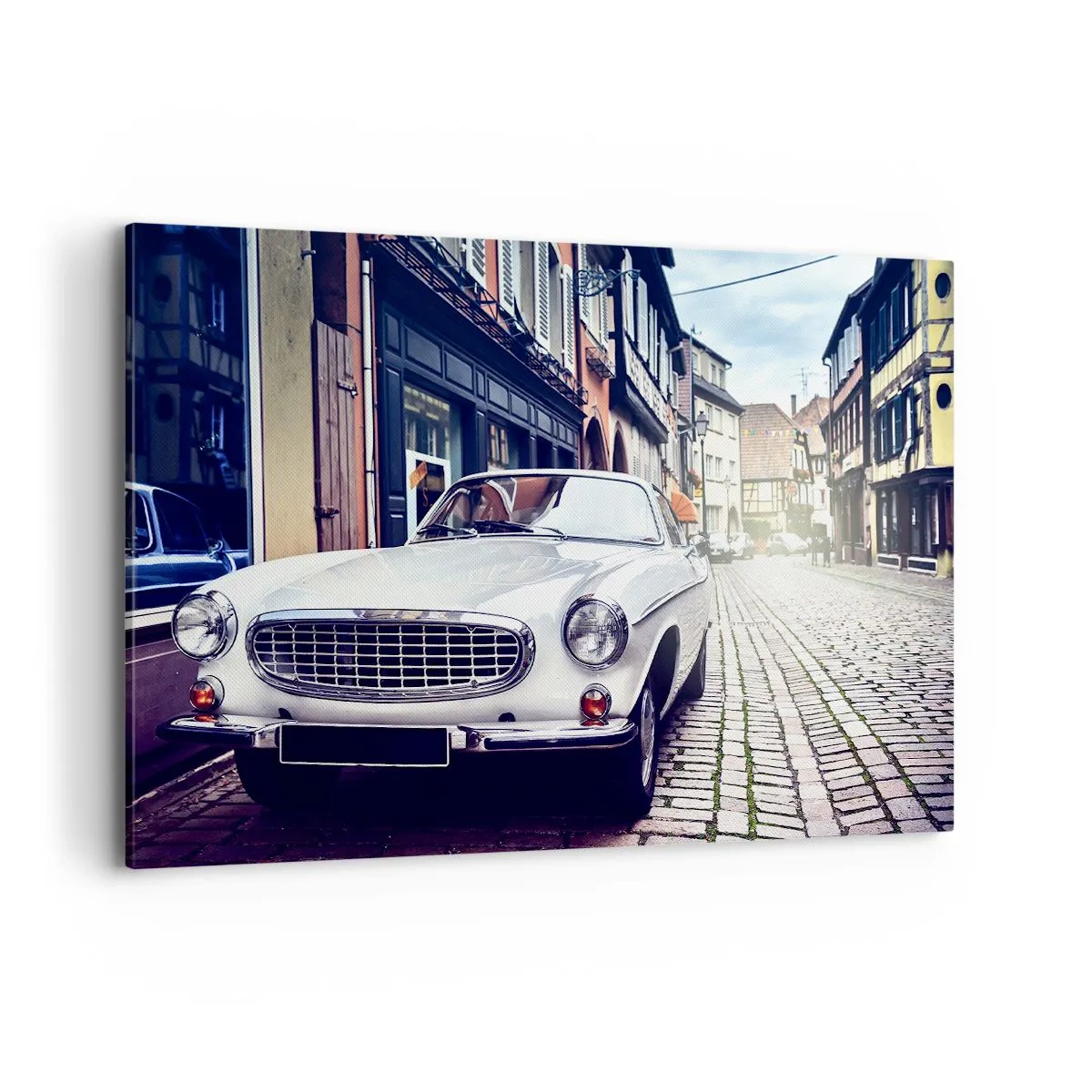 Impression sur toile - Image sur toile - Une voiture blanche classique dans une rue pavée de la ville - 120x80cm - Le passé est aujourd'hui - Décoration murale moderne pour le salon et la chambre ARTTOR