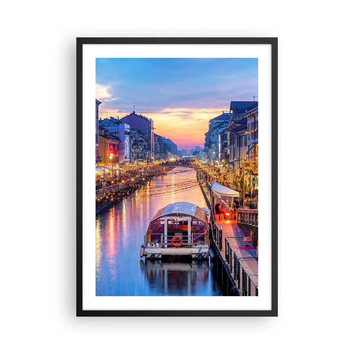 Affiche dans un cadre noir - Poster - Canal avec bateau et éclairage du soir dans un coucher de soleil pastel - 50x70cm - Soirée de lumière et de jeu - Décoration murale moderne pour le salon et la chambre ARTTOR