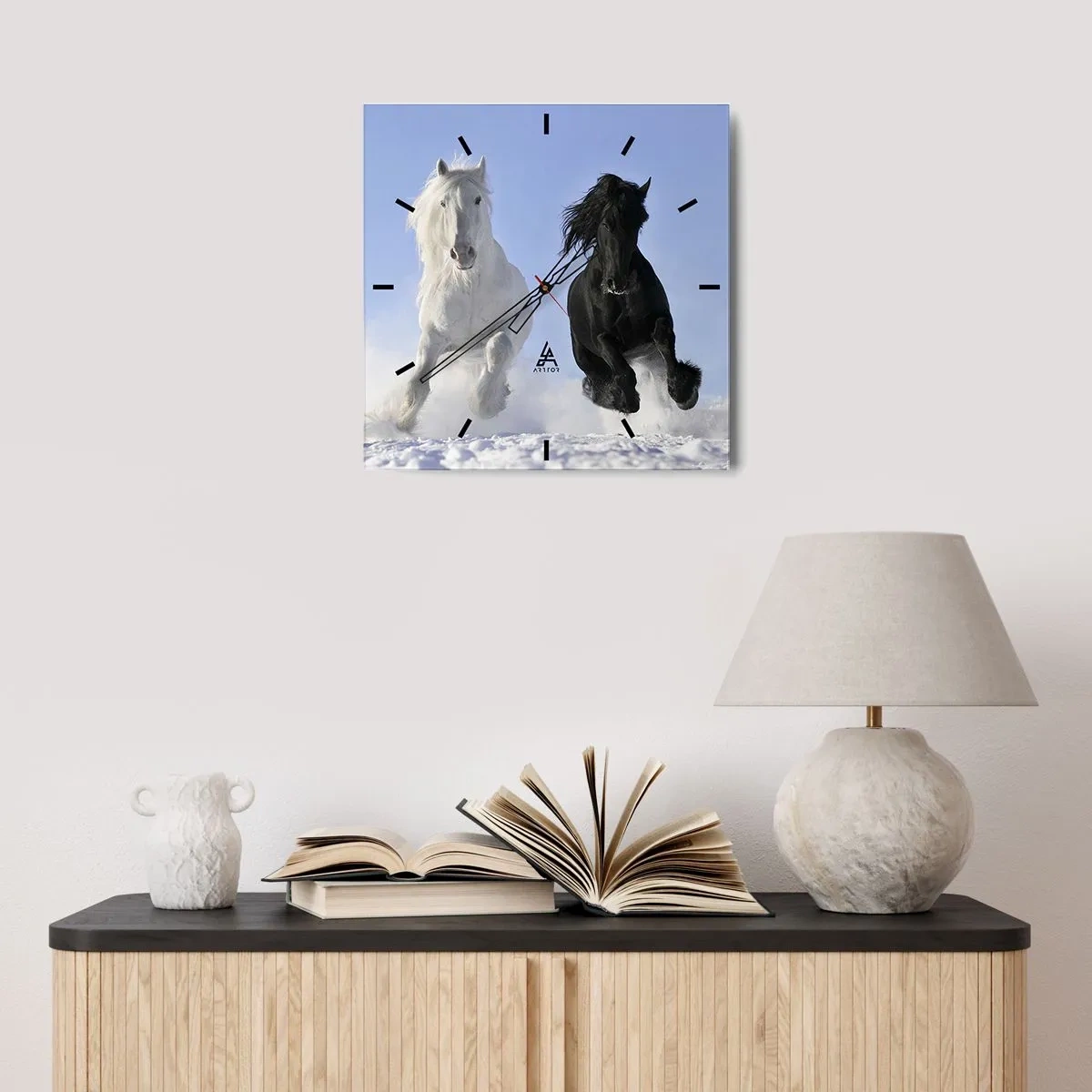 Horloge murale - Pendule murale - Un cheval blanc et un cheval noir galopant dans la neige - 30x30cm - Galop noir et blanc - Décoration murale moderne pour le salon et la chambre ARTTOR