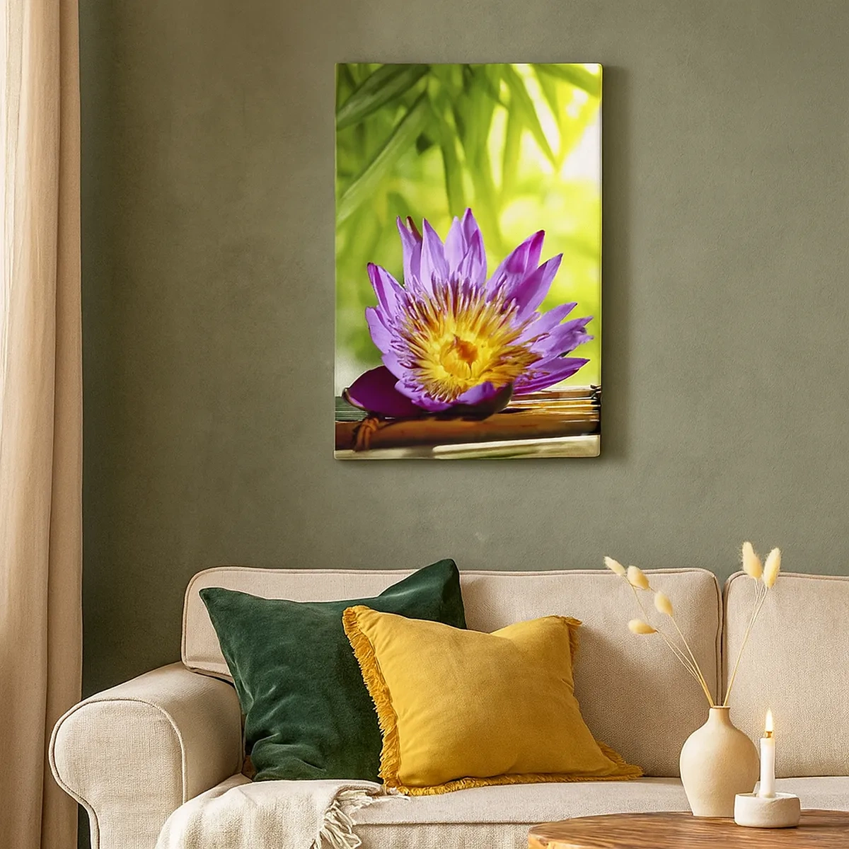Impression sur toile - Image sur toile - Fleur de lotus violette sur fond de feuilles de bambou vertes - 50x70cm - Sous le soleil asiatique - Décoration murale moderne pour le salon et la chambre ARTTOR