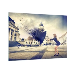 Impression sur verre - Image sur verre - Une femme avec un parapluie sur fond de place de la ville dans une composition artistique - 100x70cm - Il y a un tel vent… - Décoration murale moderne pour le salon et la chambre ARTTOR