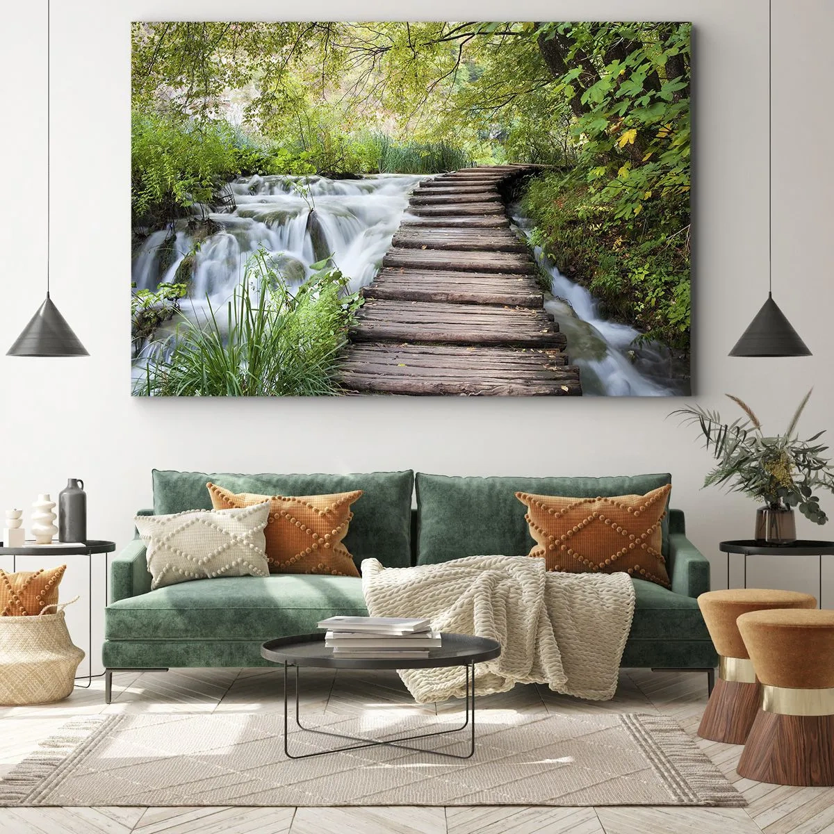 Impression sur toile - Image sur toile - Un pont en bois au-dessus d'une cascade entourée d'une forêt verdoyante. - 70x50cm - L'eau n'est pas si calme - Décoration murale moderne pour le salon et la chambre ARTTOR