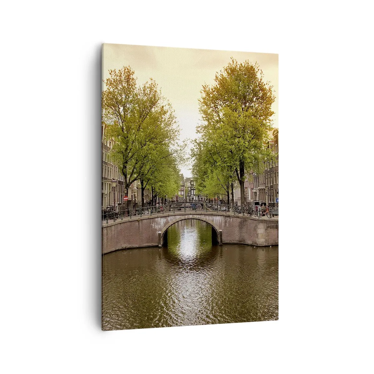 Impression sur toile - Image sur toile - Un canal à Amsterdam entouré d'immeubles historiques - 70x100cm - En bateau ou à vélo ? - Décoration murale moderne pour le salon et la chambre ARTTOR