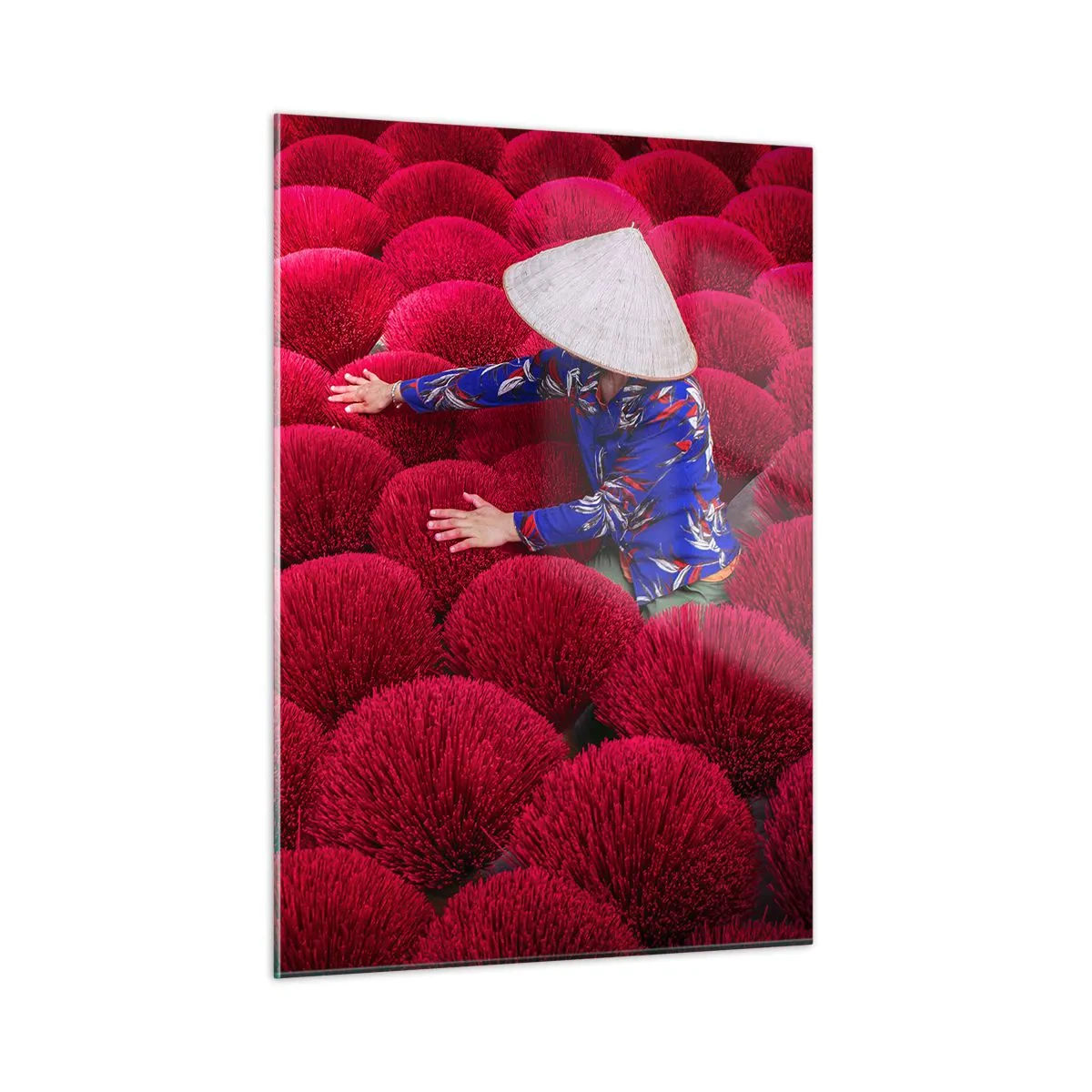 Impression sur verre - Image sur verre - Un ouvrier parmi des bâtons d'encens rouges sur un fond à motifs - 50x70cm - Dans un champ de riz - Décoration murale moderne pour le salon et la chambre ARTTOR