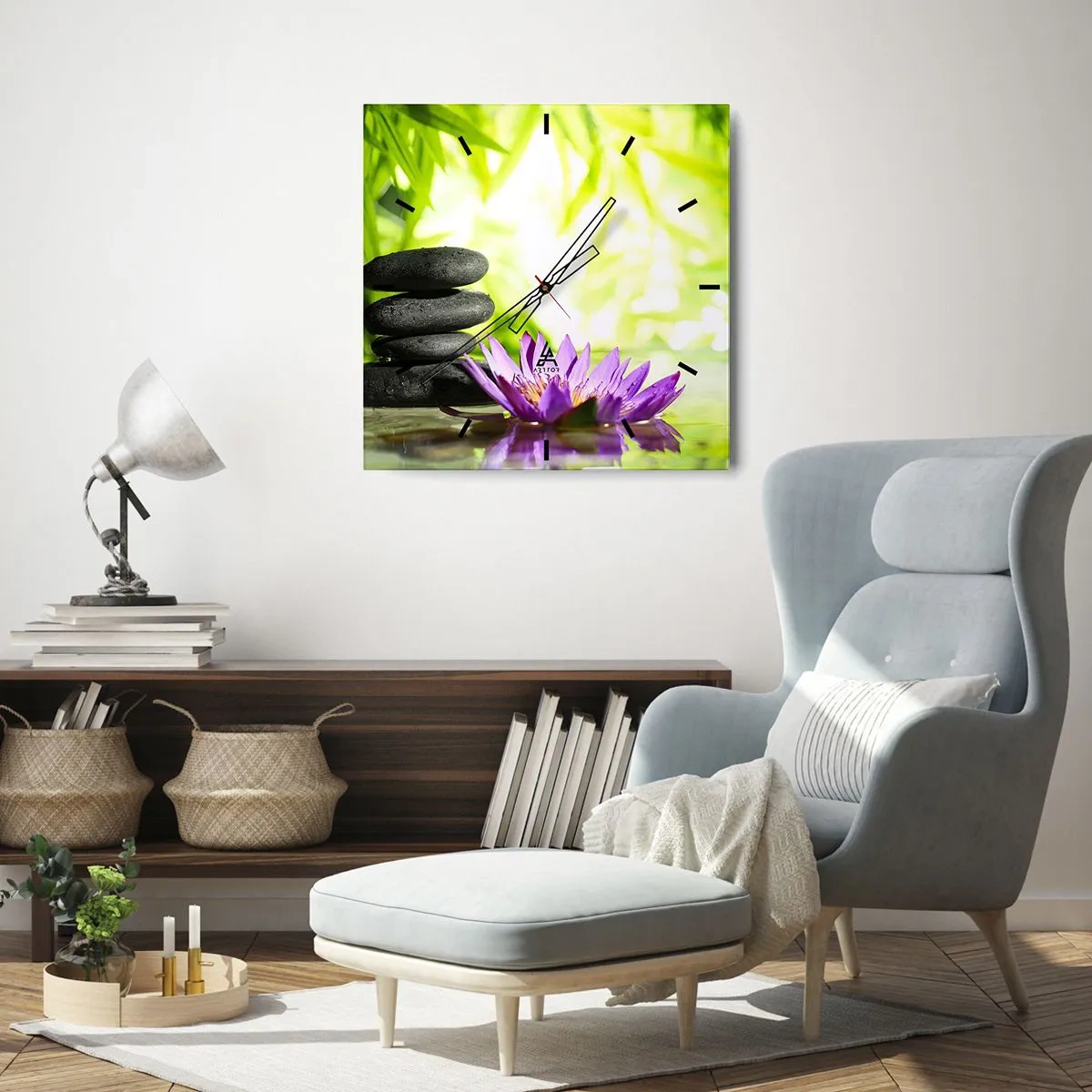 Horloge murale - Pendule murale - Une pile de pierres zen et une fleur de lotus sur un fond de feuilles de bambou. - 30x30cm - Dans un buisson de bambou - Décoration murale moderne pour le salon et la chambre ARTTOR