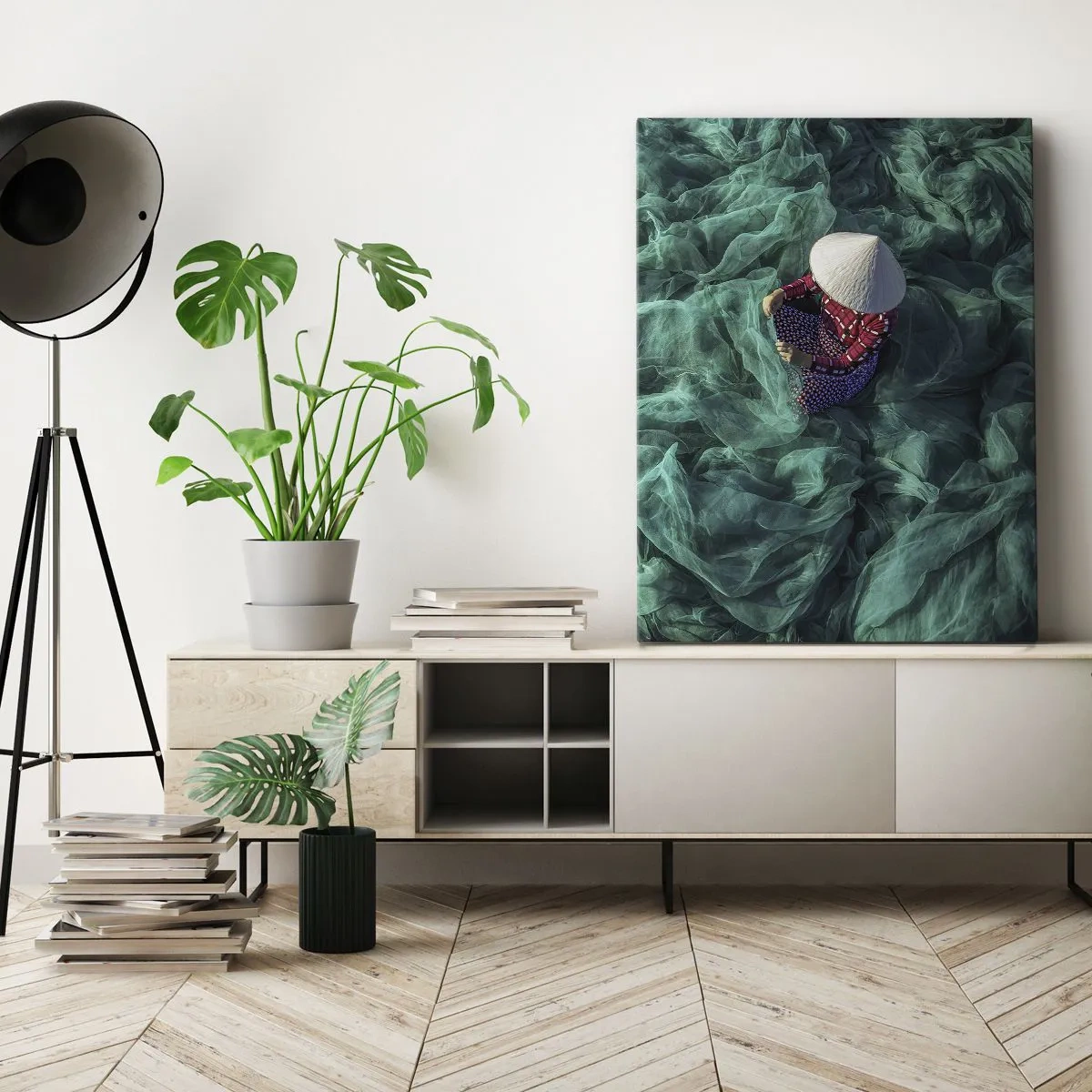 Impression sur toile - Image sur toile - Une personne avec un chapeau parmi des filets de pêche verts - 50x70cm - Dans une mer de filet - Décoration murale moderne pour le salon et la chambre ARTTOR