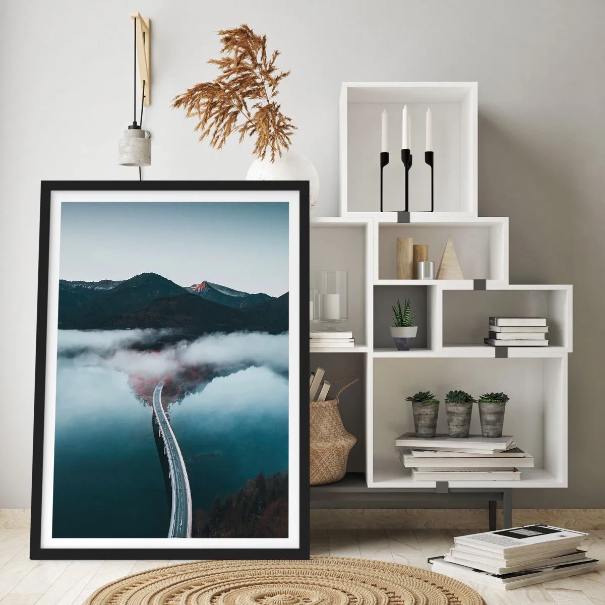 Affiche dans un cadre noir - Poster - Un pont sur un lac tranquille, reflétant les montagnes en arrière-plan. - 50x70cm - Sur une eau aussi lisse qu'un miroir - Décoration murale moderne pour le salon et la chambre ARTTOR