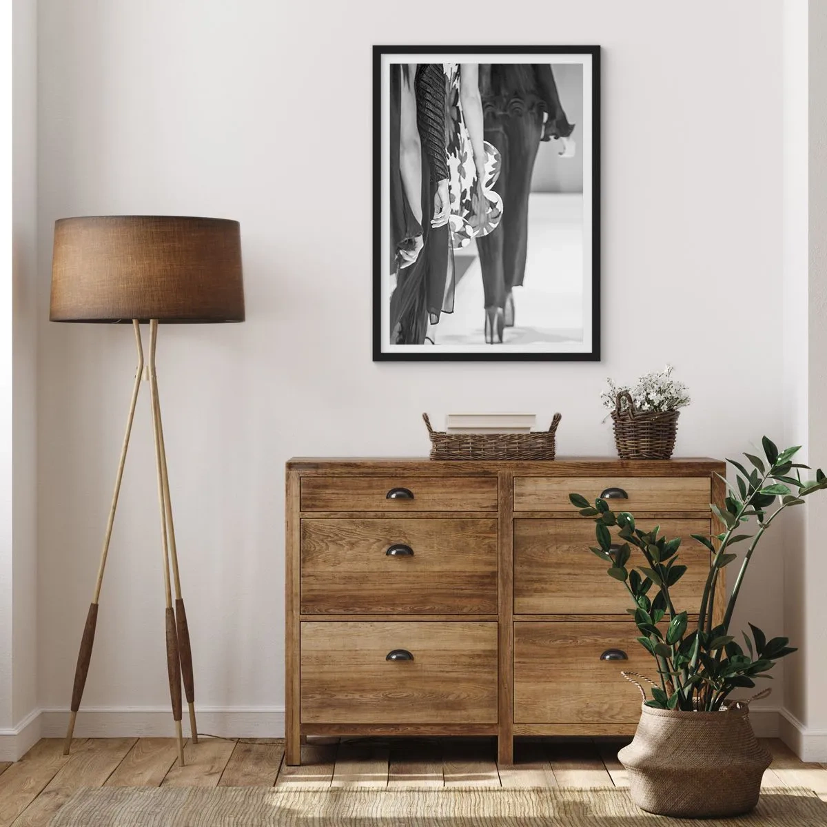 Affiche dans un cadre noir - Poster - Photographie en noir et blanc de mannequins sur le podium - 50x70cm - Un défilé stylé - Décoration murale moderne pour le salon et la chambre ARTTOR