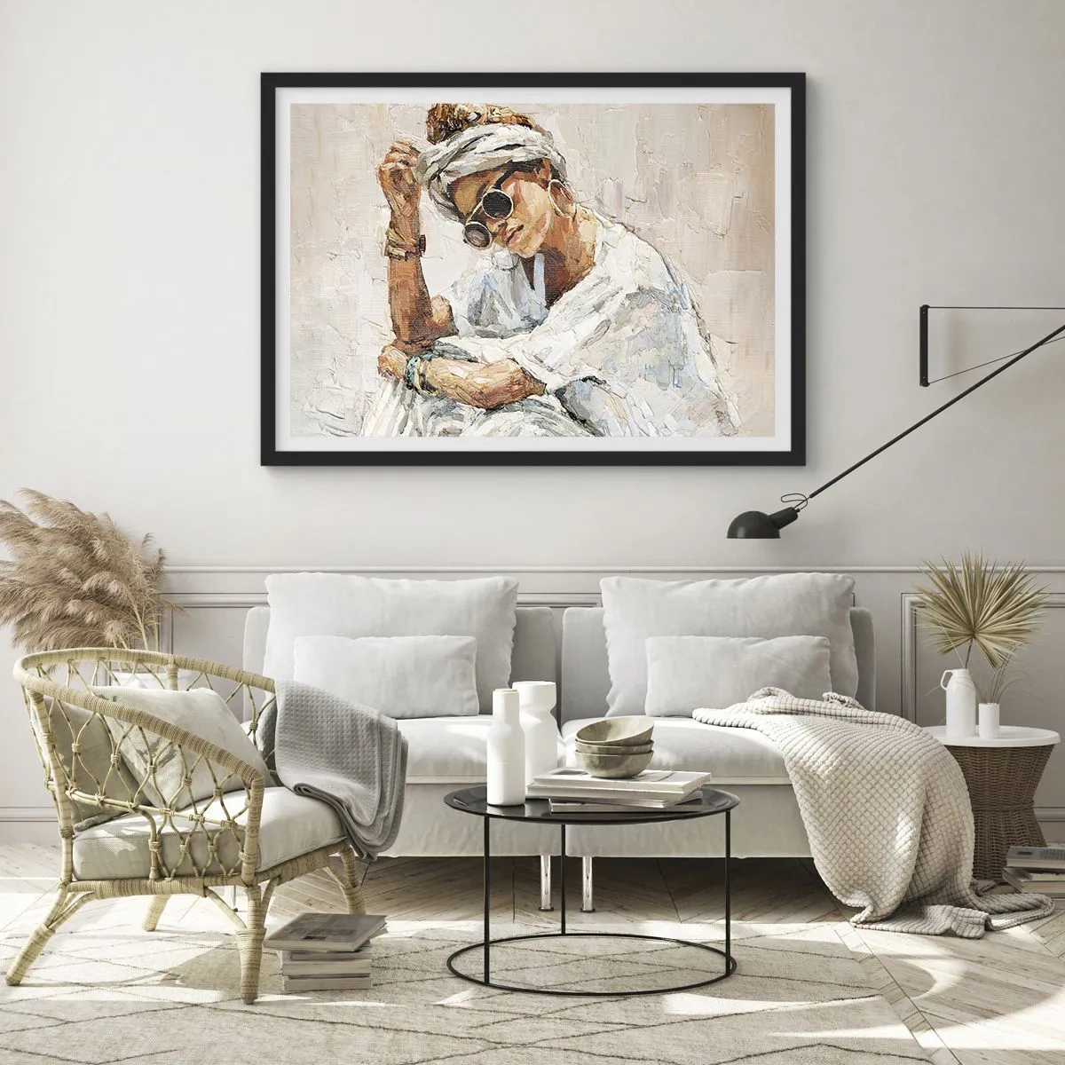 Affiche dans un cadre noir - Poster - Portrait d'une femme portant des lunettes de soleil contre un mur clair - 70x50cm - Portrait en plein soleil - Décoration murale moderne pour le salon et la chambre ARTTOR