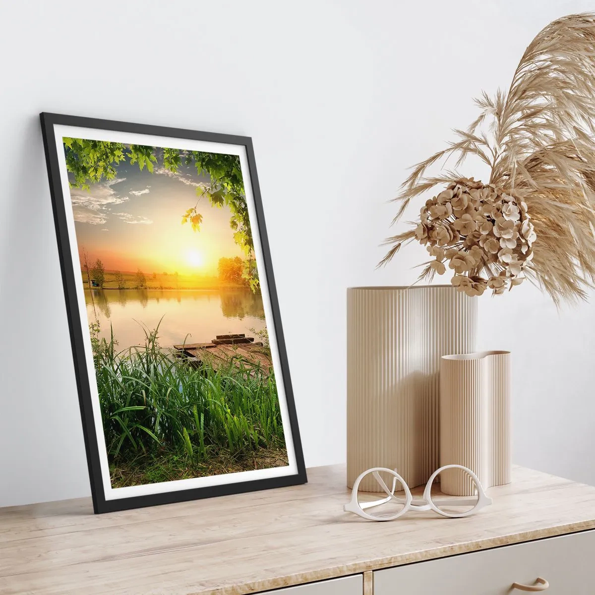 Affiche dans un cadre noir - Poster - Coucher de soleil sur le lac avec une jetée - 50x70cm - Paysage dans un cadre verdoyant - Décoration murale moderne pour le salon et la chambre ARTTOR
