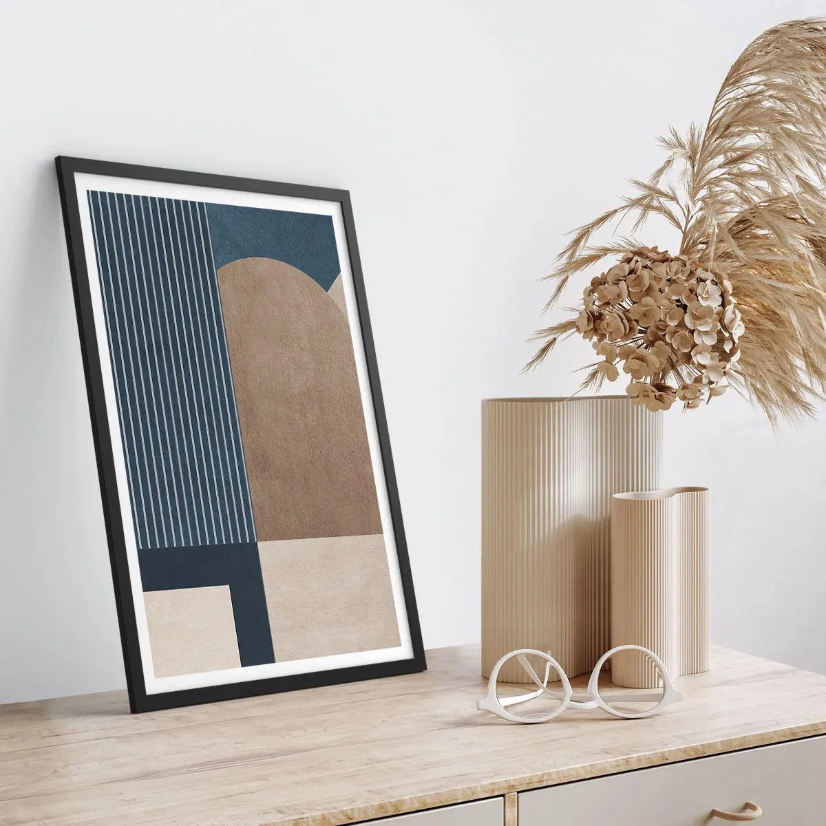 Affiche dans un cadre noir - Poster - Composition géométrique abstraite dans les tons bleu marine et beige - 50x70cm - Composition simple et en rondeur - Décoration murale moderne pour le salon et la chambre ARTTOR