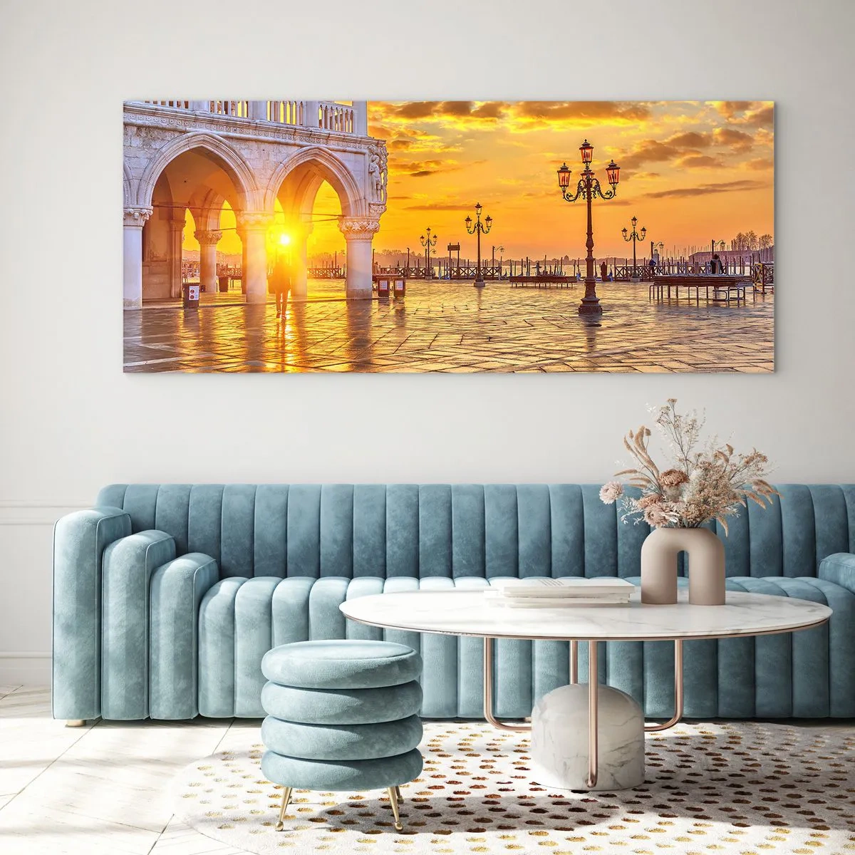 Impression sur verre - Image sur verre - Coucher de soleil doré sur la place de la ville avec des arcades et des lampes - 160x50cm - Où est tout le monde? - Décoration murale moderne pour le salon et la chambre ARTTOR