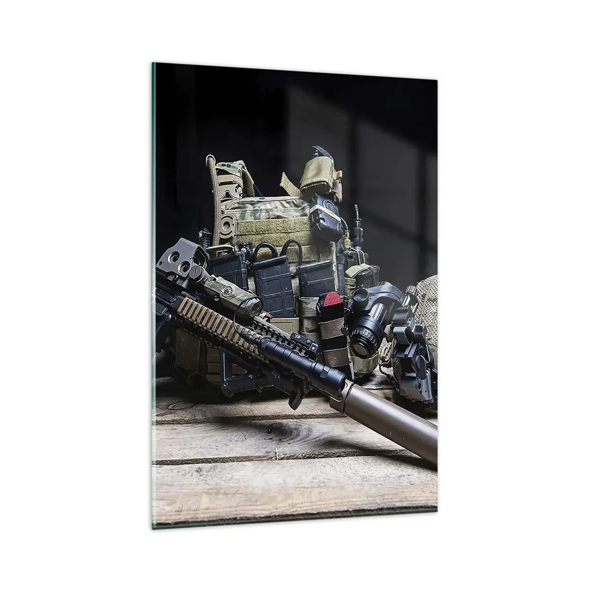 Impression sur verre - Image sur verre - Équipement tactique avec un fusil sur une table en bois - 80x120cm - Se reposer! - Décoration murale moderne pour le salon et la chambre ARTTOR
