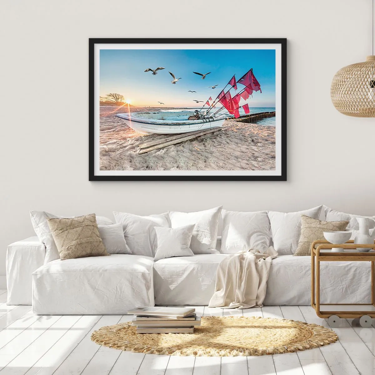 Affiche dans un cadre noir - Poster - Un bateau sur la plage à l'aube avec des mouettes et des drapeaux rouges - 70x50cm - Repos mérité - Décoration murale moderne pour le salon et la chambre ARTTOR