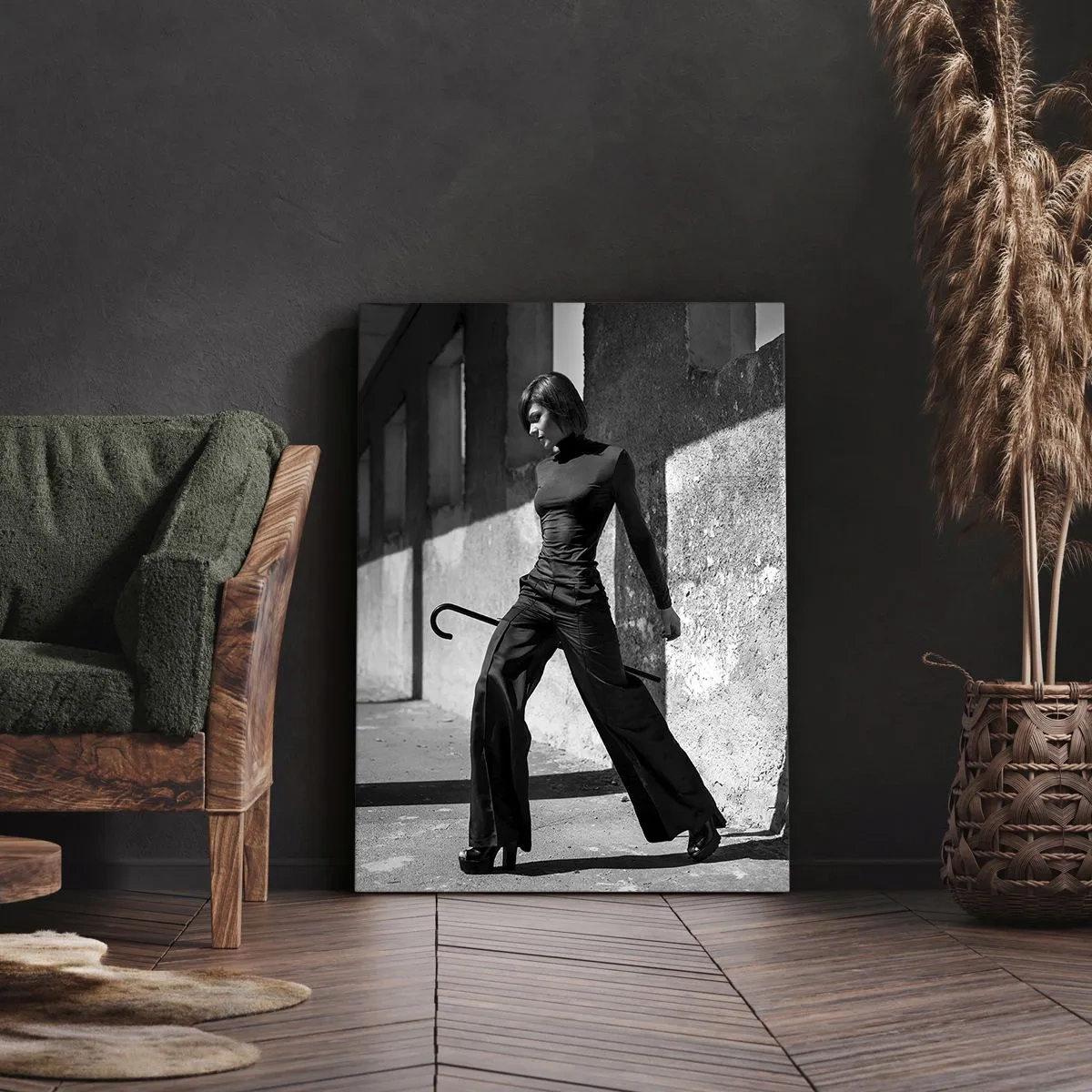 Impression sur toile - Image sur toile - Femme élégante dans un environnement industriel - 70x100cm - Élégance urbaine - Décoration murale moderne pour le salon et la chambre ARTTOR