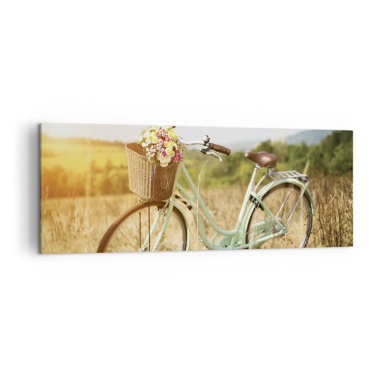 Impression sur toile - Image sur toile - Un vélo rétro avec un panier rempli de fleurs sur fond de prairie. - 140x50cm - Je vais rester un petit moment - Décoration murale moderne pour le salon et la chambre ARTTOR