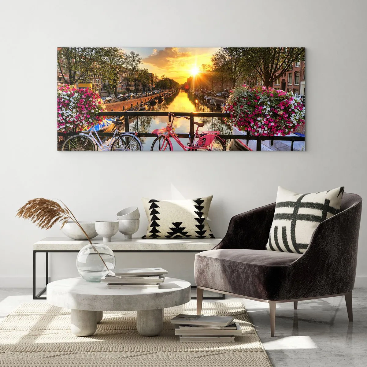 Impression sur verre - Image sur verre - Des vélos sur un pont à la lueur du soleil couchant - 140x50cm - Matin de printemps à Amsterdam - Décoration murale moderne pour le salon et la chambre ARTTOR
