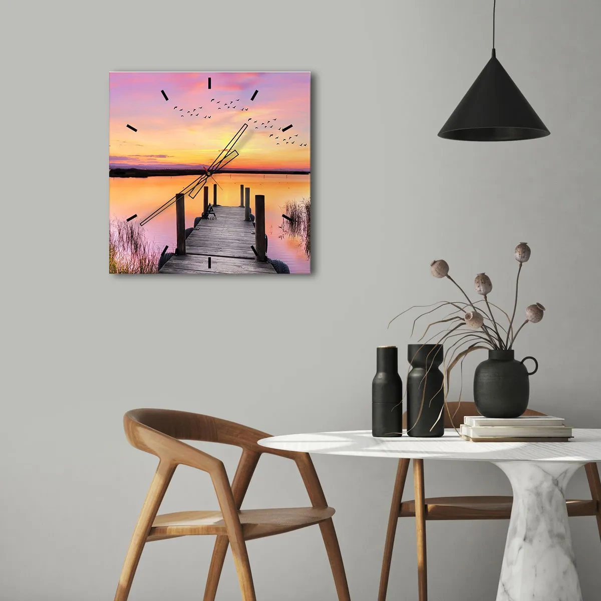 Horloge murale - Pendule murale - Une jetée sur un lac au coucher du soleil avec des oiseaux dans le ciel - 30x30cm - Aube silencieuse violette - Décoration murale moderne pour le salon et la chambre ARTTOR