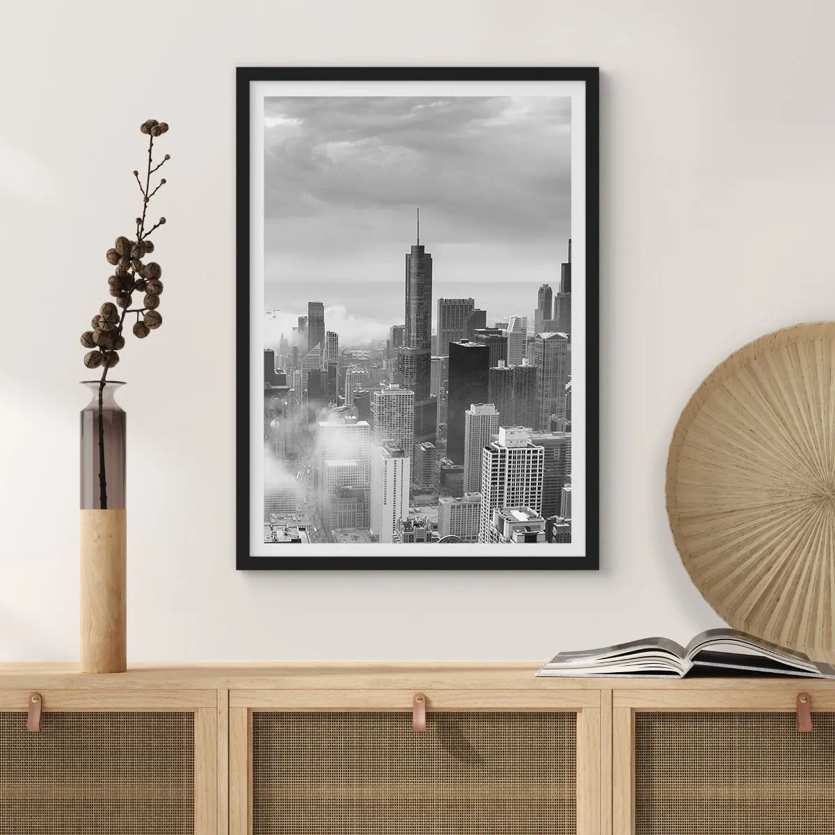 Affiche dans un cadre noir - Poster - Vue en noir et blanc de la ligne d'horizon de la ville avec des gratte-ciels dans les nuages - 50x70cm - Paysage américain - Décoration murale moderne pour le salon et la chambre ARTTOR