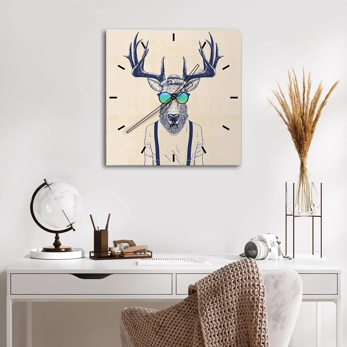 Horloge murale - Pendule murale - Cerf stylisé avec des lunettes de soleil - 30x30cm - A qui vous attendiez-vous ? - Décoration murale moderne pour le salon et la chambre ARTTOR