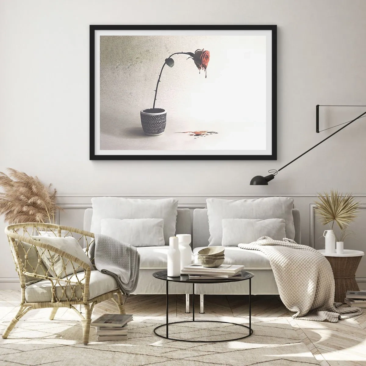 Affiche dans un cadre noir - Poster - Une rose rouge dans un pot avec des gouttes de colorant sur un fond blanc - 70x50cm - Rosa dolorosa - Décoration murale moderne pour le salon et la chambre ARTTOR