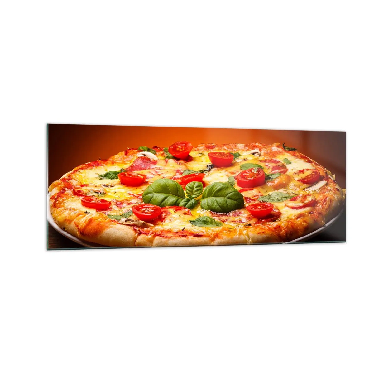 Impression sur verre - Image sur verre - Pizza aux tomates et au basilic sur une table en bois - 140x50cm - Mamma mia! - Décoration murale moderne pour le salon et la chambre ARTTOR