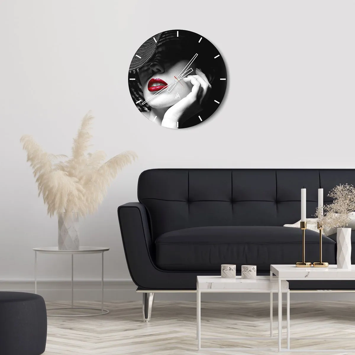 Horloge murale - Pendule murale - Portrait noir et blanc d'une femme aux lèvres rouges - 30x30cm - Étude écarlate - Décoration murale moderne pour le salon, la cuisine et la chambre ARTTOR