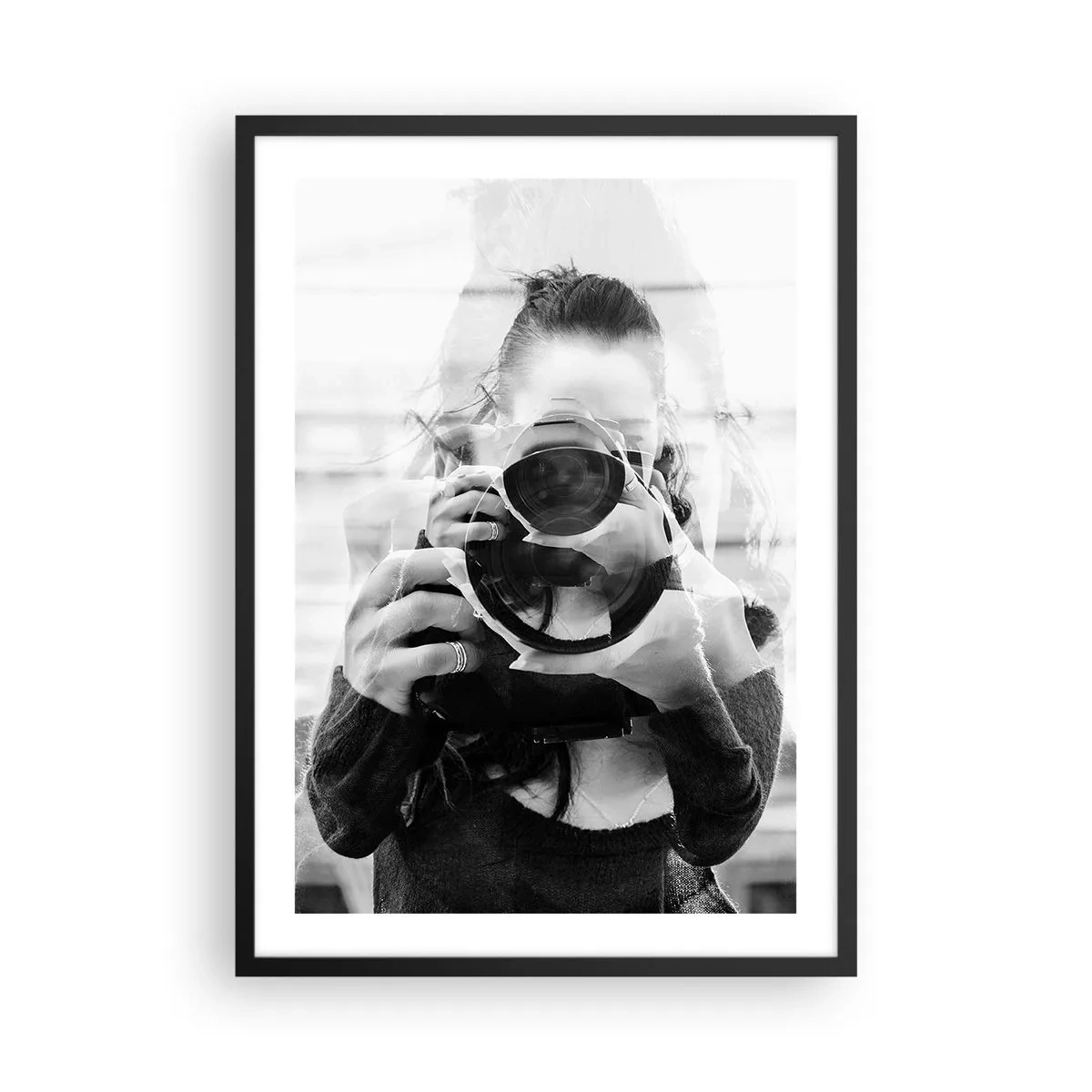 Affiche dans un cadre noir - Poster - Double exposition du photographe et de l'appareil photo en noir et blanc - 50x70cm - Créateur et matériel - Décoration murale moderne pour le salon et la chambre ARTTOR