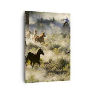 Impression sur toile - Image sur toile - Un troupeau de chevaux sauvages galopant à travers la poussière et la végétation - 50x70cm - Rivalité - liberté ou force masculine ? - Décoration murale moderne pour le salon et la chambre ARTTOR