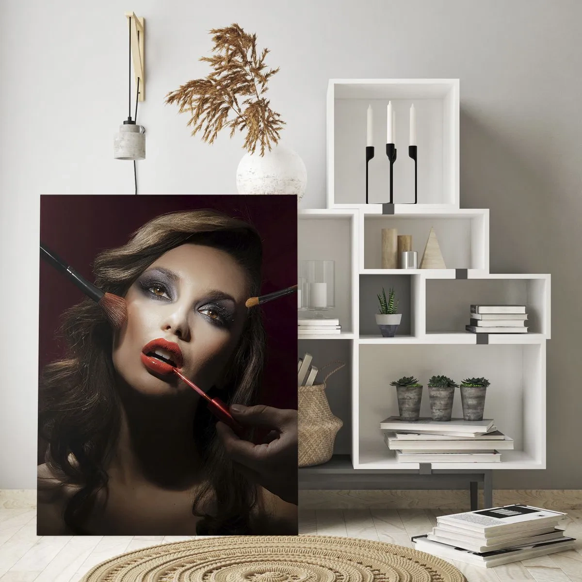 Impression sur verre - Image sur verre - Portrait élégant d'une femme se maquillant sur un fond sombre - 70x100cm - Belle rêveuse - Décoration murale moderne pour le salon et la chambre ARTTOR