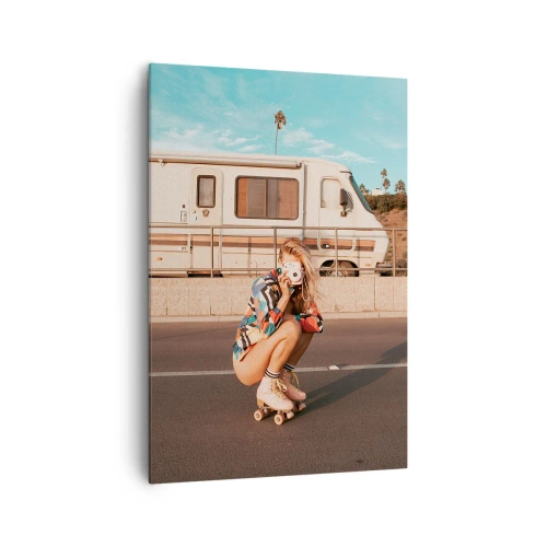 Impression sur toile - Image sur toile - Une fille sur des patins à roulettes prenant une photo par une journée ensoleillée. - 70x100cm - Souriez s'il-vous-plait! - Décoration murale moderne pour le salon et la chambre ARTTOR