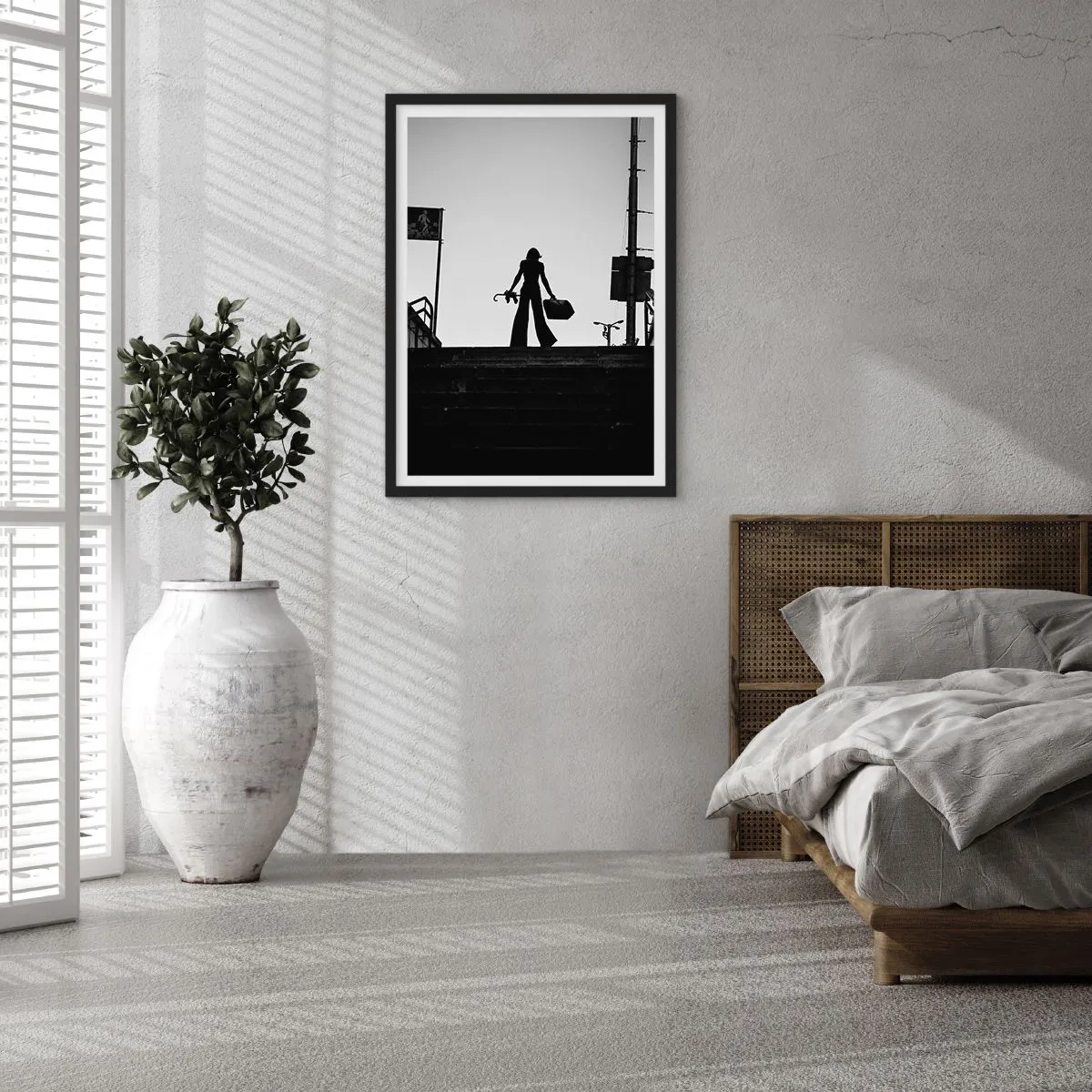 Affiche dans un cadre noir - Poster - Silhouette d'une femme avec une valise sur fond de soleil couchant - 50x70cm - Pèlerinage urbain - Décoration murale moderne pour le salon et la chambre ARTTOR