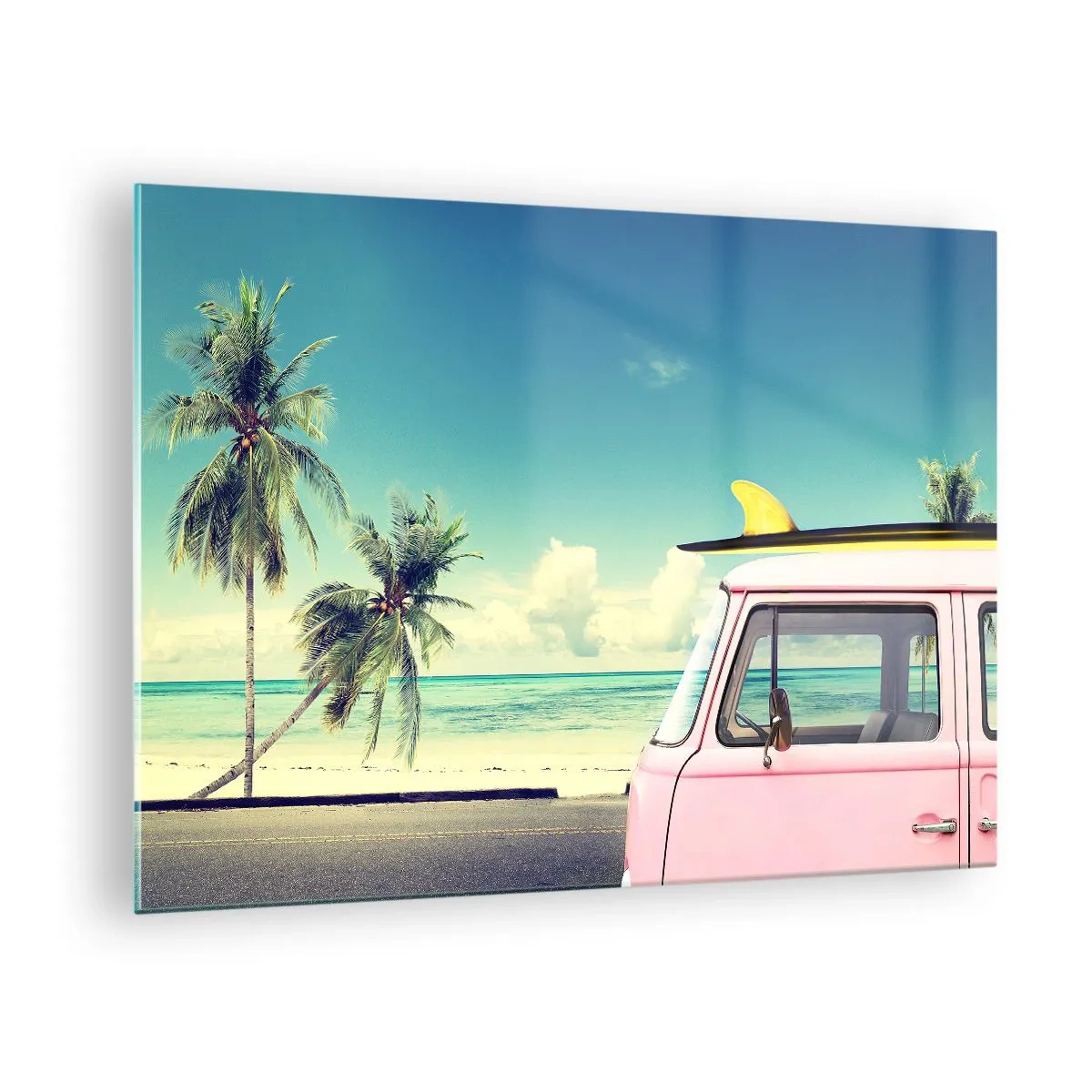 Impression sur verre - Image sur verre - Une plage avec des palmiers et une camionnette rétro rose au bord de la mer - 70x50cm - Il est temps de commencer les vacances - Décoration murale moderne pour le salon et la chambre ARTTOR