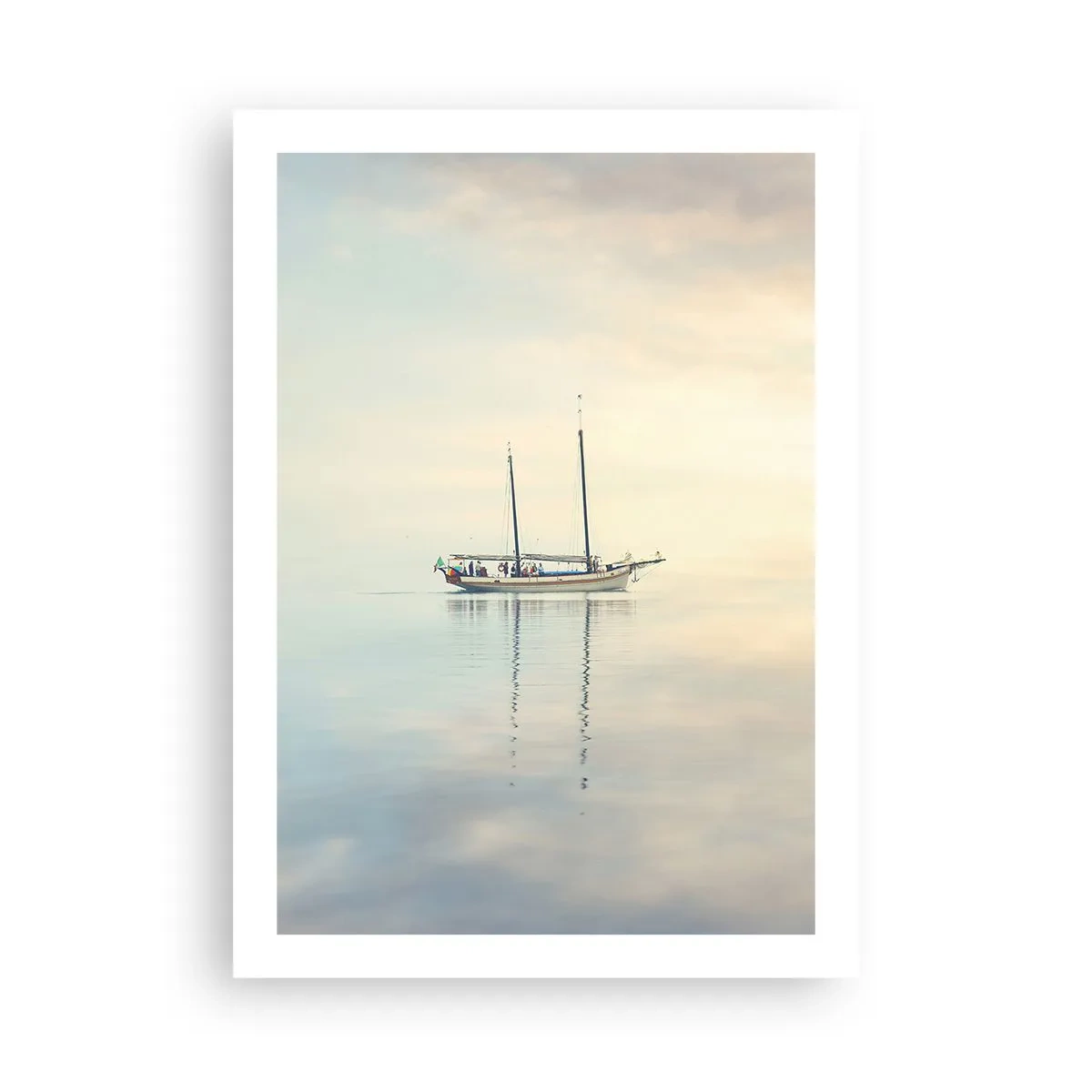 Affiche - Poster - Un navire sur une mer calme avec un doux reflet - 50x70cm - Dans une mer de silence - Décoration murale moderne pour le salon et la chambre ARTTOR