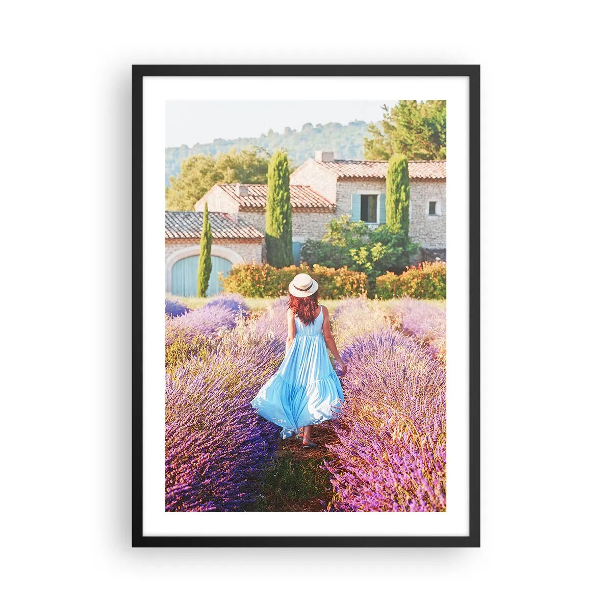 Affiche dans un cadre noir - Poster - Une femme en robe bleue marchant dans un champ de lavande. - 50x70cm - Fille de la lavande - Décoration murale moderne pour le salon et la chambre ARTTOR