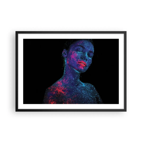 Affiche dans un cadre noir - Poster - Portrait d'une femme aux couleurs fluo sur fond noir - 70x50cm - Dans la poussière d'étoiles - Décoration murale moderne pour le salon et la chambre ARTTOR