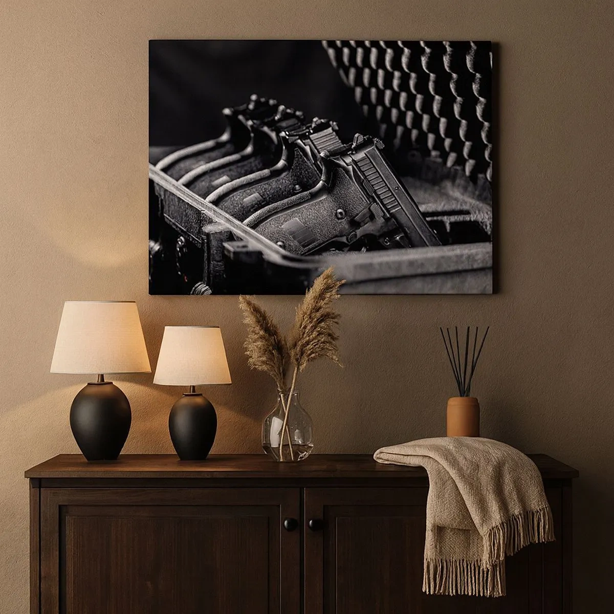 Impression sur toile - Image sur toile - Une image en noir et blanc d'une pile d'armes dans une valise. - 70x50cm - Sport masculin - Décoration murale moderne pour le salon et la chambre ARTTOR