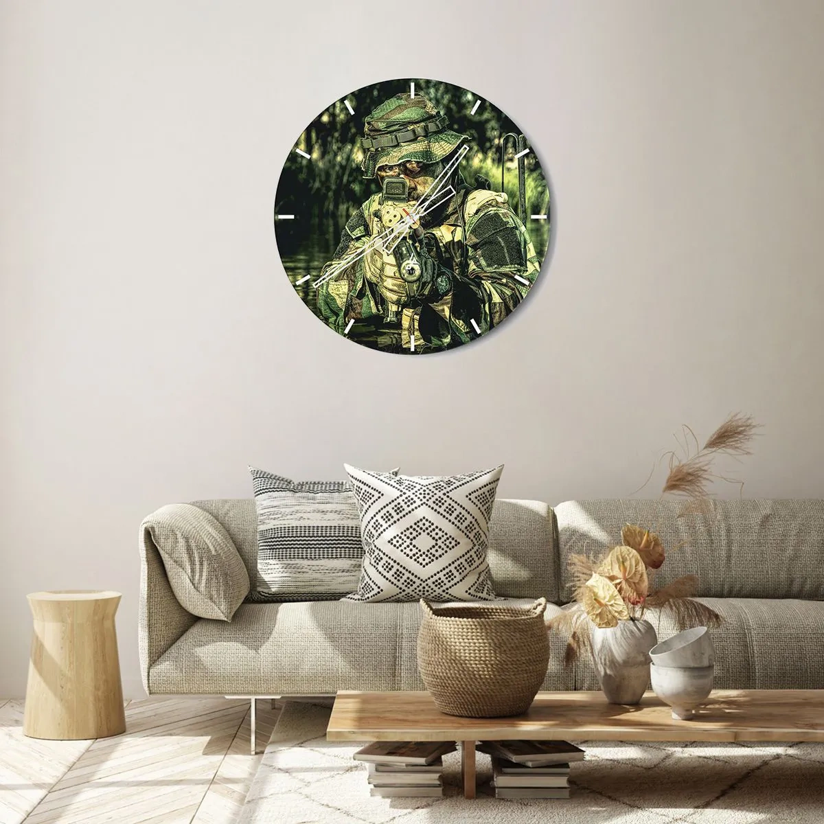 Horloge murale - Pendule murale - Un soldat en tenue de camouflage visant le terrain dans une zone boisée. - 30x30cm - Le meilleur des meilleurs - Décoration murale moderne pour le salon, la cuisine et la chambre ARTTOR