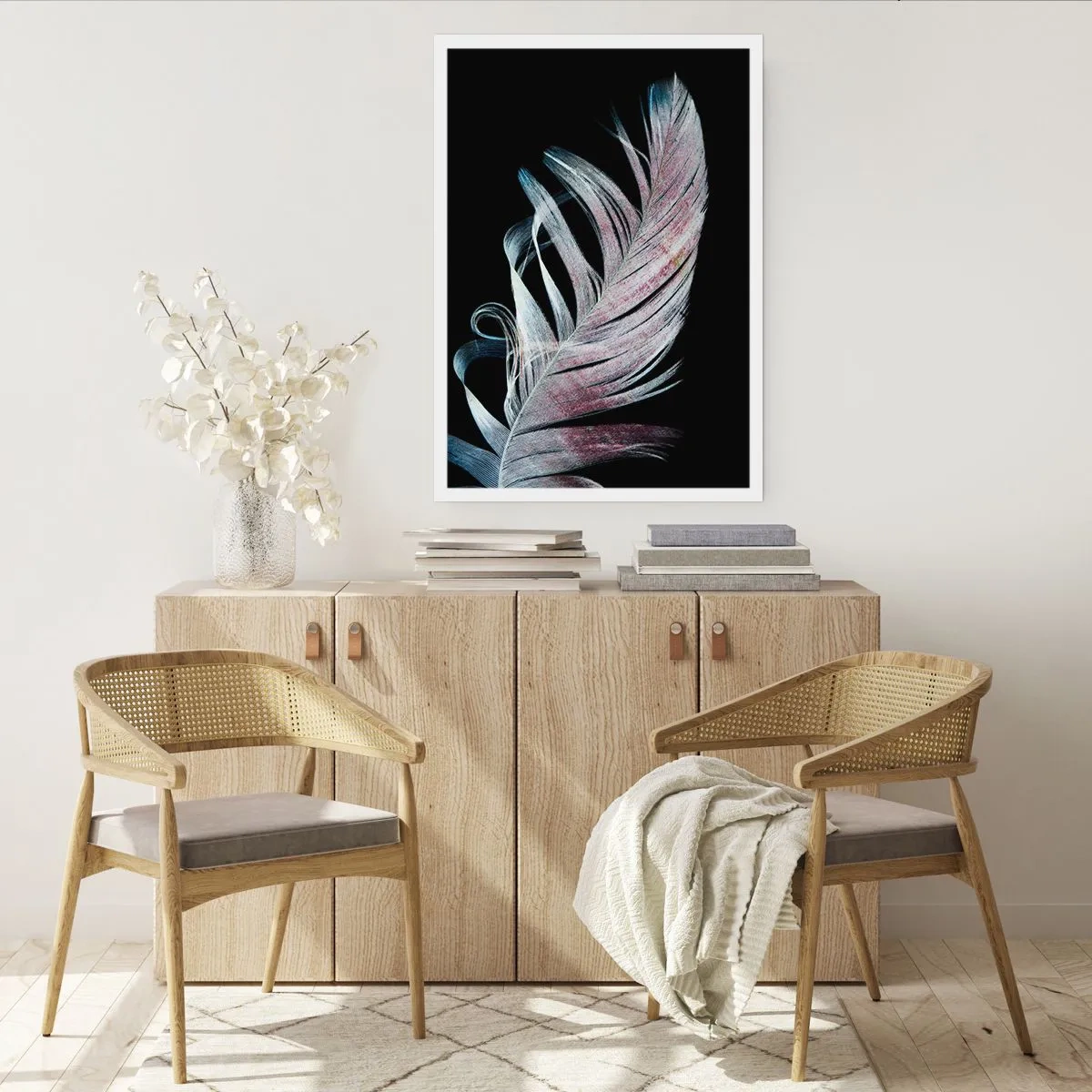 Affiche - Poster - Une plume aux tons délicats de rose et de bleu sur fond noir - 50x70cm - Pensez au toucher - Décoration murale moderne pour le salon et la chambre ARTTOR