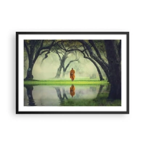 Affiche dans un cadre noir - Poster - Un moine en robe orange dans une forêt avec un fond brumeux et un reflet dans l'eau. - 70x50cm - En route vers l'illumination - Décoration murale moderne pour le salon et la chambre ARTTOR