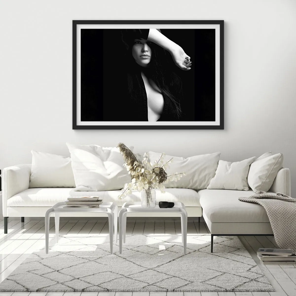 Affiche dans un cadre noir - Poster - Portrait élégant d'une femme en noir et blanc - 70x50cm - École de séduction - Décoration murale moderne pour le salon et la chambre ARTTOR