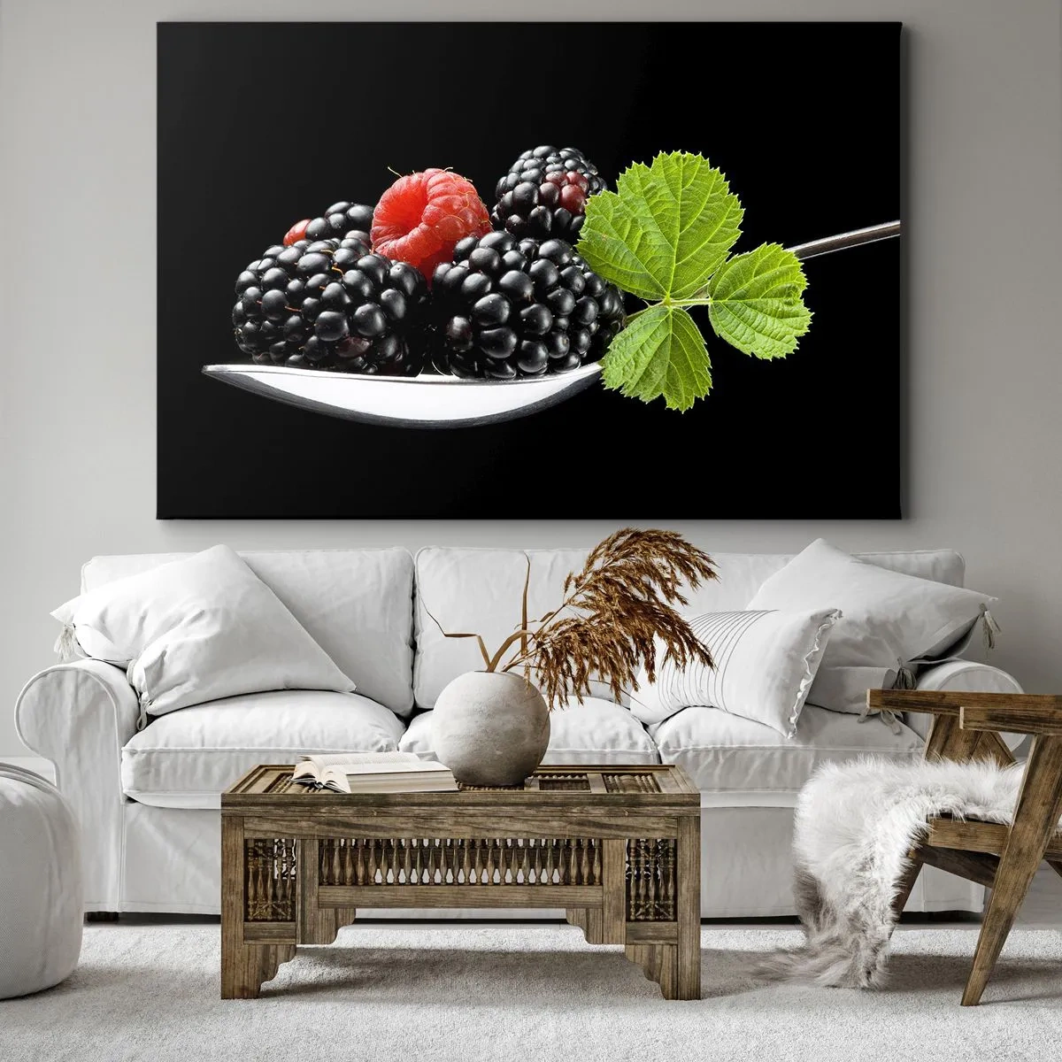 Impression sur toile - Image sur toile - Mûres et framboises sur une cuillère avec une feuille sur fond noir - 120x80cm - Le goût de la fraîcheur - Décoration murale moderne pour le salon et la chambre ARTTOR