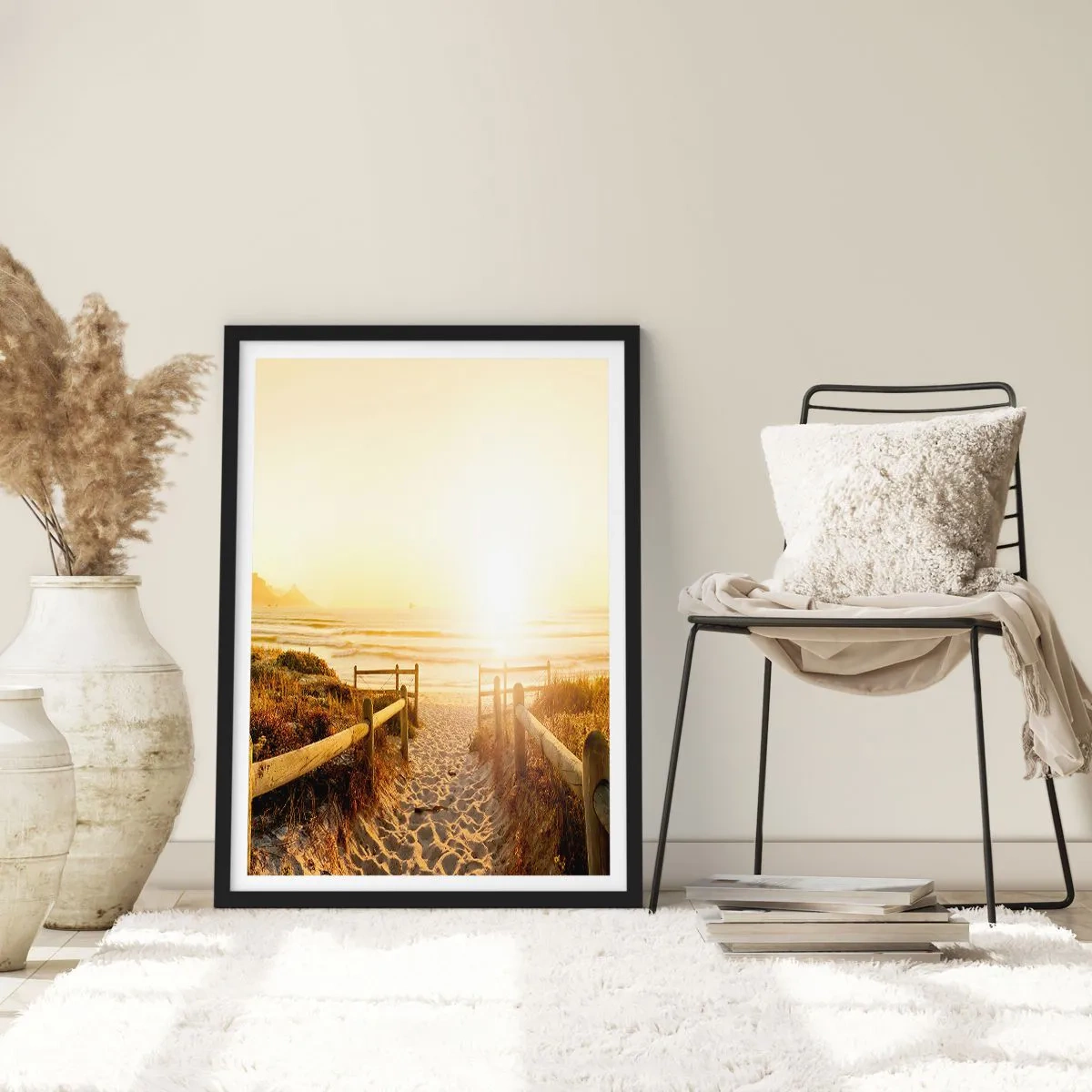 Affiche dans un cadre noir - Poster - Le chemin vers la plage illuminé par les rayons du soleil couchant - 50x70cm - A travers la dune, vers le soleil - Décoration murale moderne pour le salon et la chambre ARTTOR