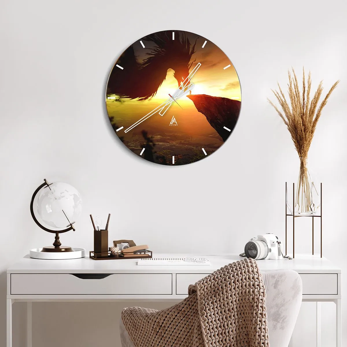 Horloge murale - Pendule murale - Un guerrier sur une falaise face à un énorme dragon au soleil couchant - 30x30cm - Chasseur de dragon - Décoration murale moderne pour le salon, la cuisine et la chambre ARTTOR