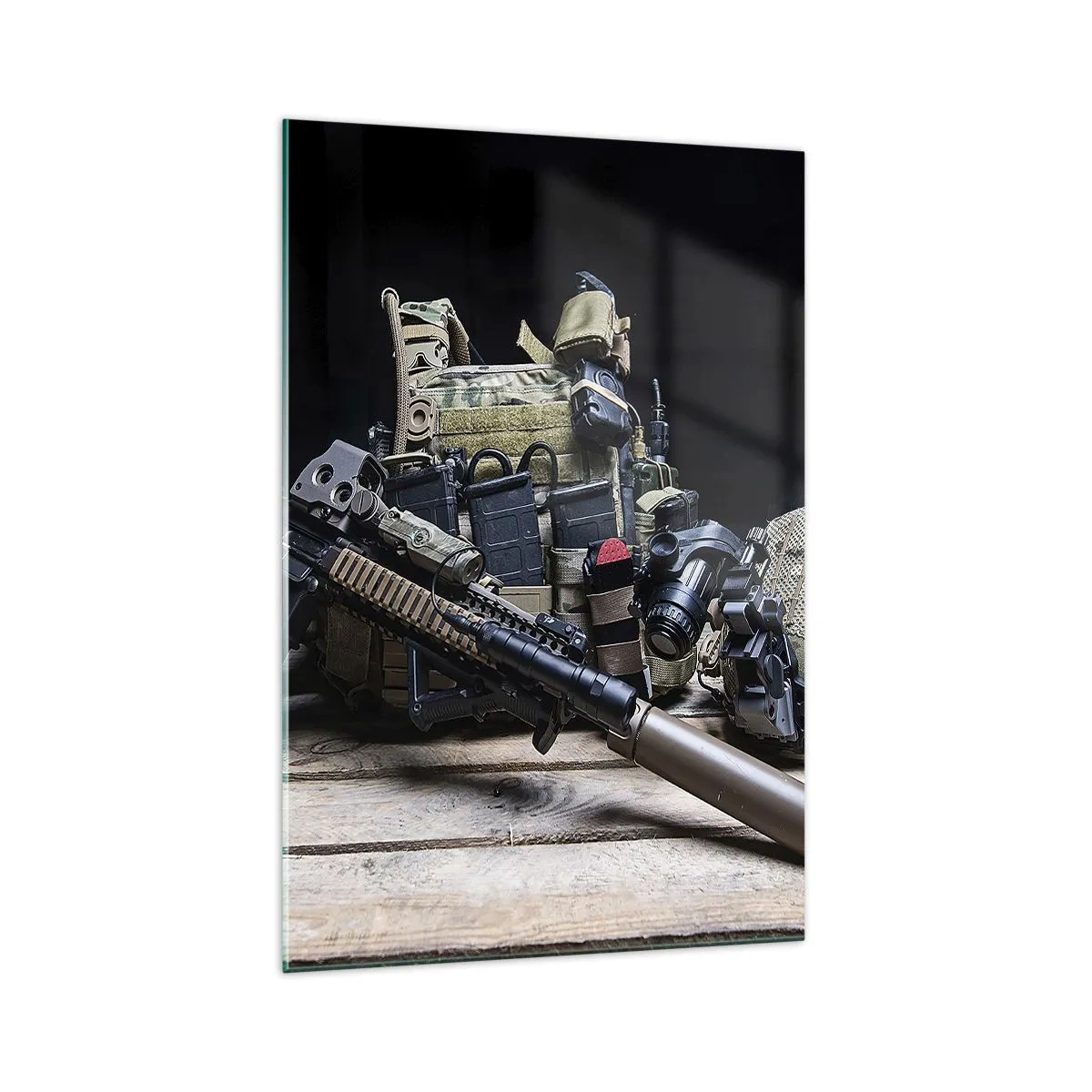 Impression sur verre - Image sur verre - Équipement tactique avec un fusil sur une table en bois - 70x100cm - Se reposer! - Décoration murale moderne pour le salon et la chambre ARTTOR