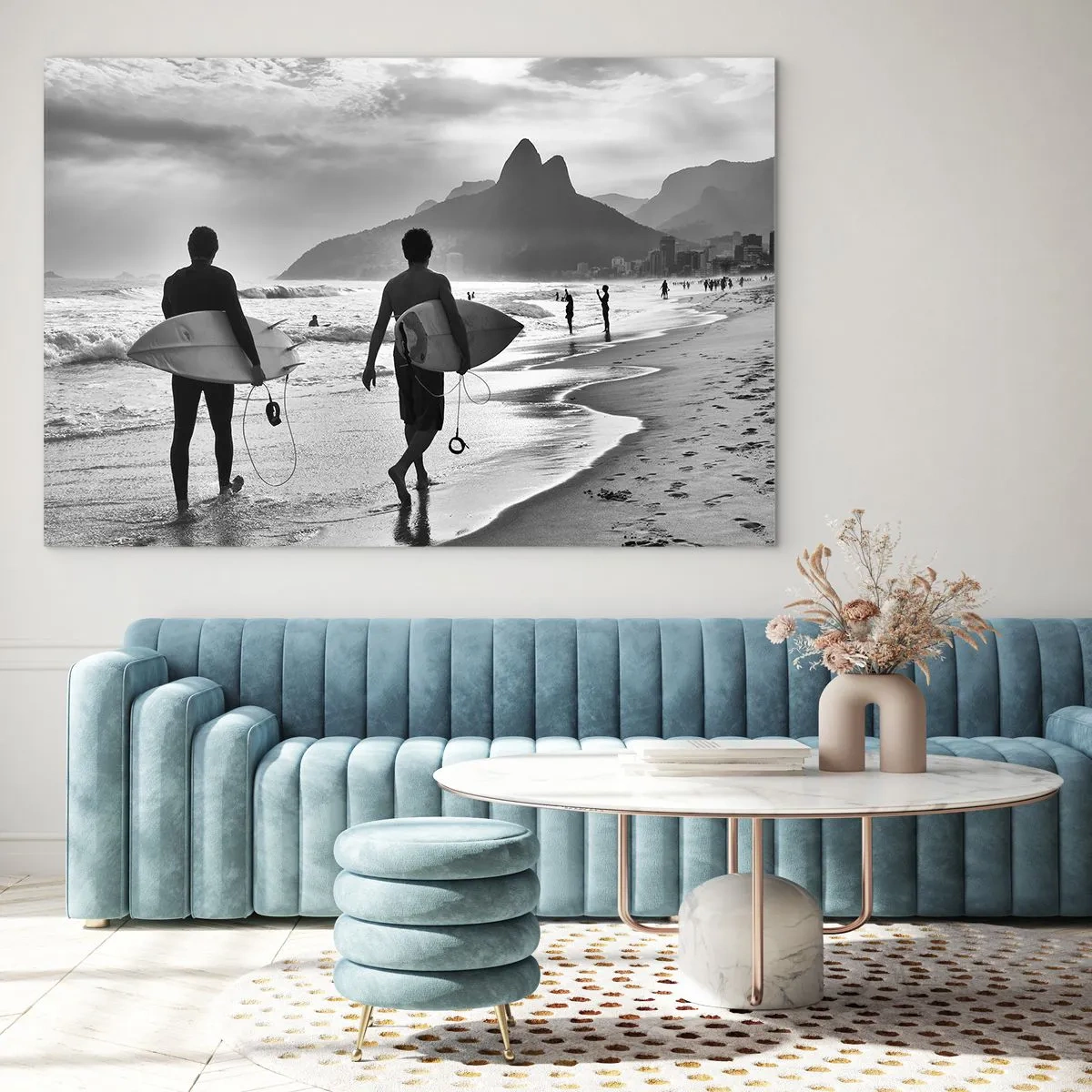 Impression sur verre - Image sur verre - Surfeurs sur la plage avec des planches, composition en noir et blanc - 100x70cm - Samba sur une vague - Décoration murale moderne pour le salon et la chambre ARTTOR