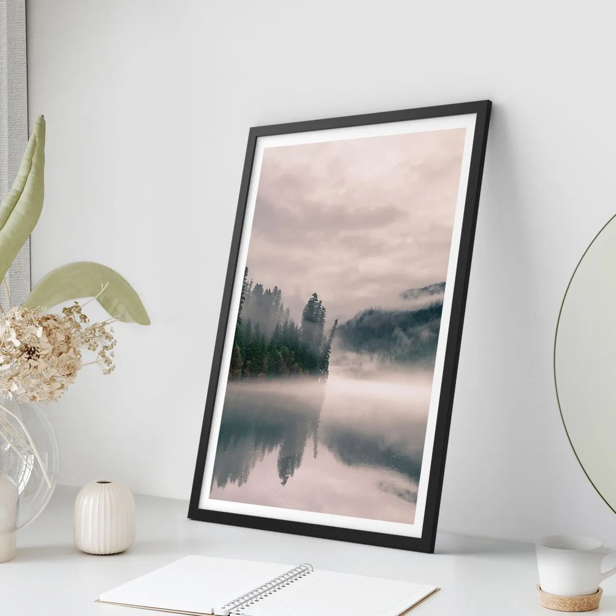 Affiche dans un cadre noir - Poster - Une forêt brumeuse se reflétant dans la surface calme du lac - 50x70cm - Reflet dans le brouillard - Décoration murale moderne pour le salon et la chambre ARTTOR