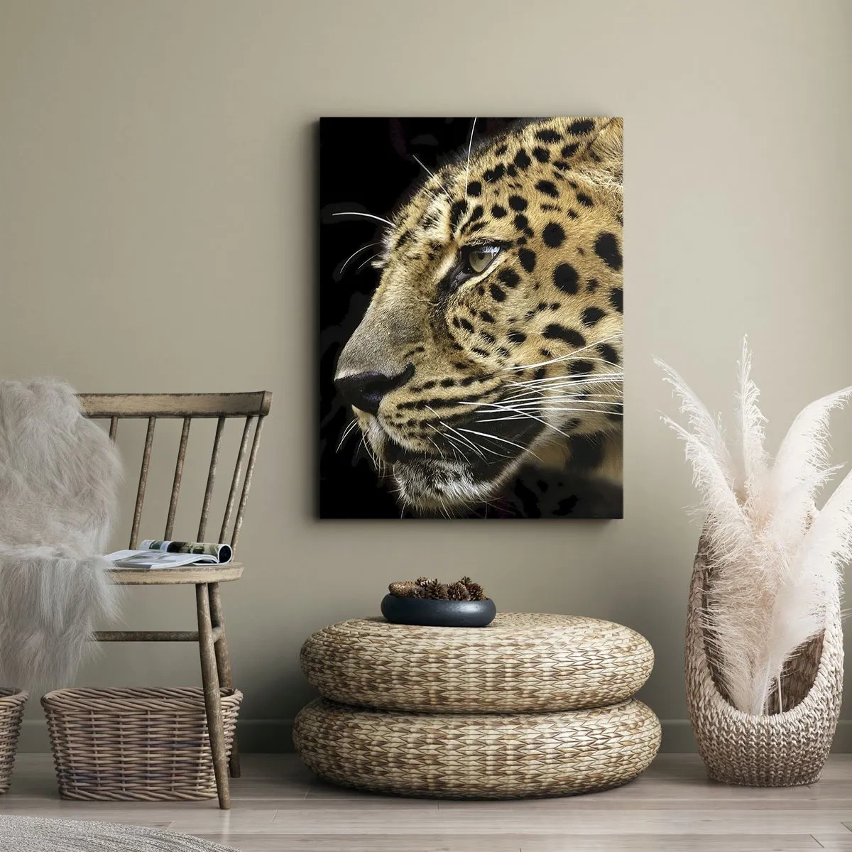 Impression sur toile - Image sur toile - Gros plan d'une tête de léopard sur fond noir - 50x70cm - Calme, concentré, prêt - Décoration murale moderne pour le salon et la chambre ARTTOR