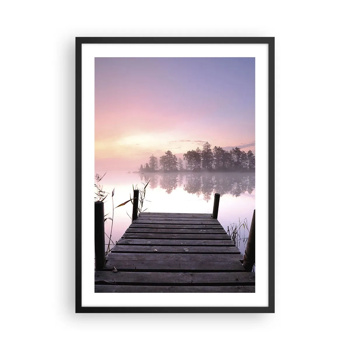 Affiche dans un cadre noir - Poster - Une jetée au bord du lac aux couleurs pastel le matin - 50x70cm - De la brume lilas… - Décoration murale moderne pour le salon et la chambre ARTTOR